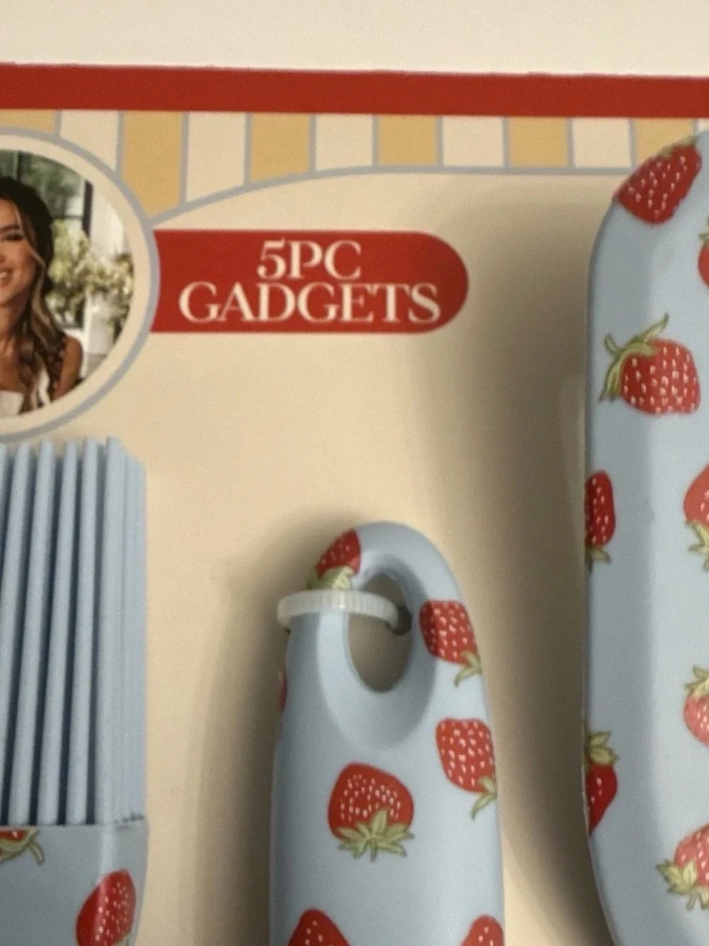 Ruffle Edge Cutting Board 18.5” and 5 piece utensil set